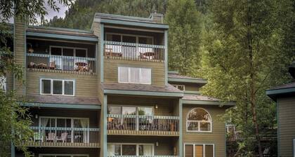 2 BR Condo with hot tub - walk to gondola, Main Street & trails