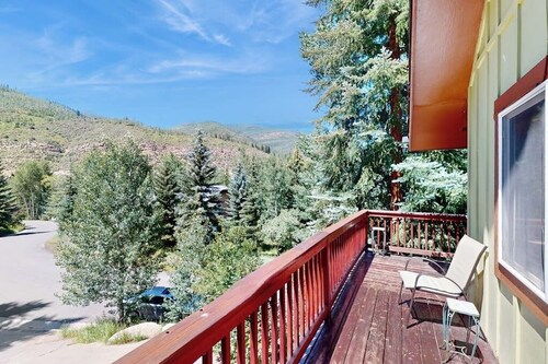 Vail Mountain Condo w/ Hot Tub - 10 Minutes to Vail Ski Resort