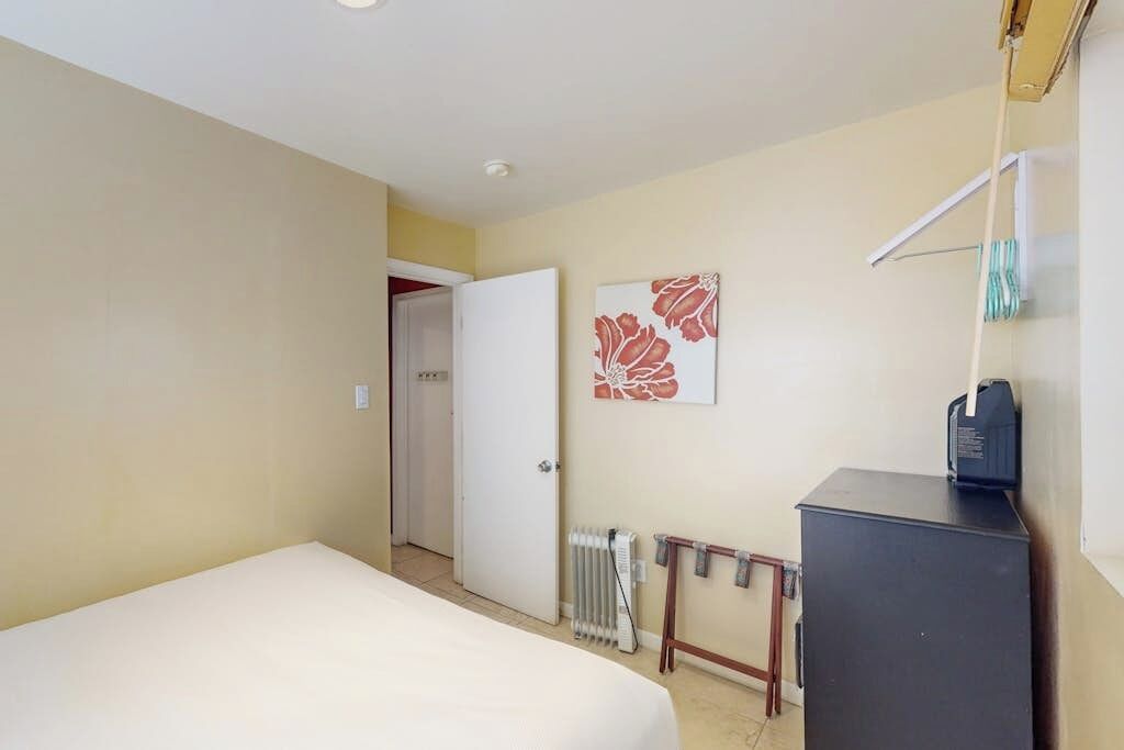 Tabla de planchar con plancha, wifi gratis y ropa de cama 