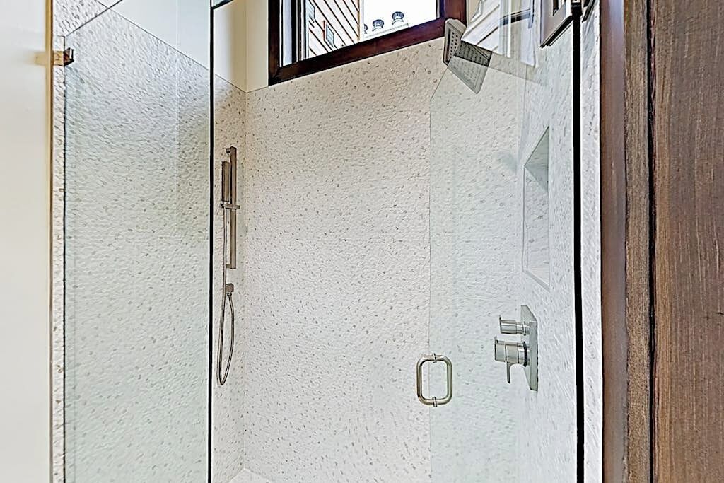 Douche, séchoir à cheveux, serviettes fournies