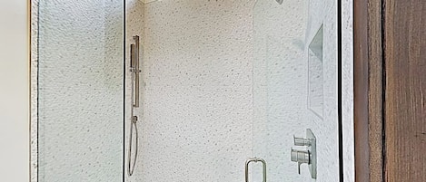 Douche, séchoir à cheveux, serviettes fournies