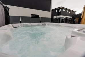 Outdoor spa tub - Cosy Retreat |Sauna |Plunge |Spa |Walk to Stadium (Christchurch)