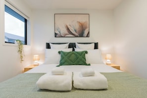 Iron/ironing board, WiFi, bed sheets - Cosy Retreat |Sauna |Plunge |Spa |Walk to Stadium (Christchurch)