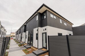 Exterior - Cosy Retreat |Sauna |Plunge |Spa |Walk to Stadium (Christchurch)