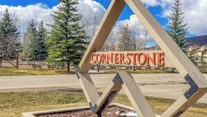 Une enseigne sur laquelle le mot « CORNERSTONE » est écrit en caractères gras.