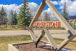 Ein Schild mit dem Wort 'CORNERSTONE' in fetter Schrift.