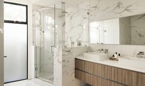 Dusche, Handtücher, Seife, Toilettenpapier