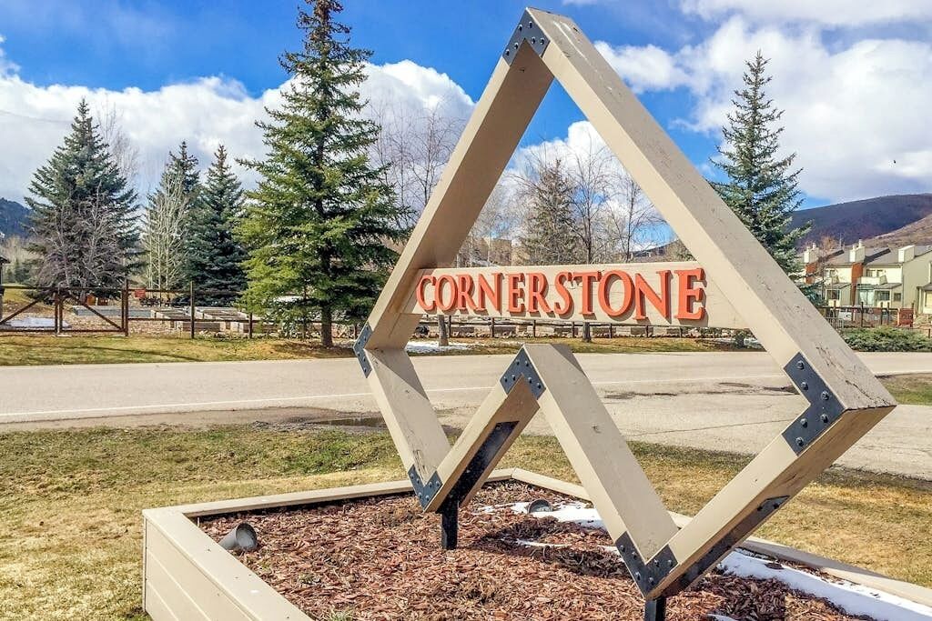 Een bord met 'CORNERSTONE' in een ruitvormige constructie.