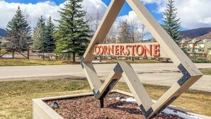 Et skilt med ordet 'CORNERSTONE' i en diamantformet struktur.