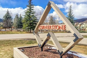 Ein Schild mit dem Wort 'CORNERSTONE' in einer rautenförmigen Struktur.