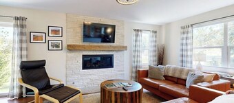 Modern, mountain-view townhome with fireplace & W/D - walk to Riverwalk & park