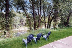 Eine Terrasse mit Sitzgelegenheit und Blick auf eine natürliche Landschaft.