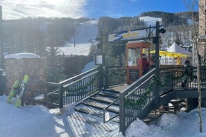 Ein Skigebiet mit einem Restaurant namens 'Sabornant'.