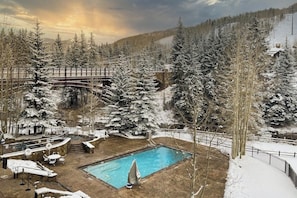 A heated pool - Ski-in/out, mountain view studio w/ fast WiFi & shared pool, hot tubs, laundry (Vail)