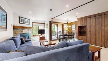 Smart TV, fireplace