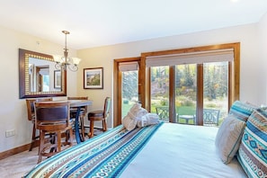 Iron/ironing board, free WiFi, bed sheets - Ski-in/out, hotel-style studio w/ high-speed WiFi & shared pool, hot tubs, W/D (Vail)