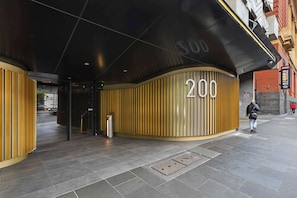 Ein Hotel Eingang mit der großen Zahl '200' an der Fassade, ein modernes Design mit vertikalen Linien und einer Metalttür.