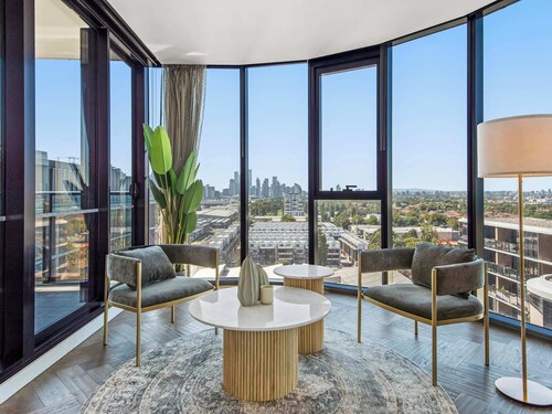 Jaw-dropping 4BD Penthouse in Beachside Resort