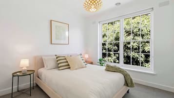 Tabla de planchar con plancha, wifi, ropa de cama