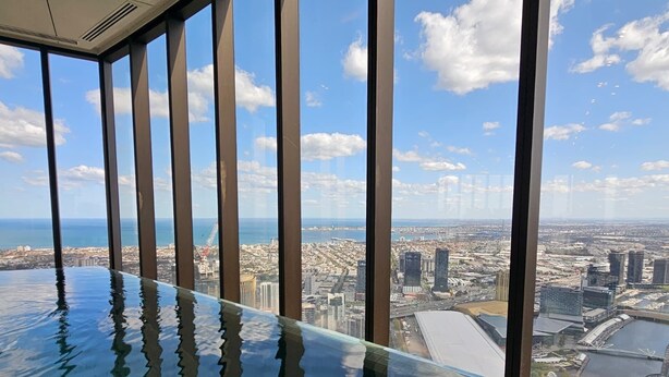 Um edifício alto com vista panorâmica para a cidade e o mar.