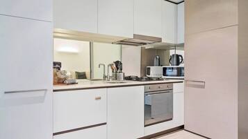 Réfrigérateur, four à micro-ondes, un four, surface de cuisson