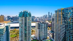Un edificio de gran altura con varios pisos, rodeado de otros edificios altos en un entorno urbano.