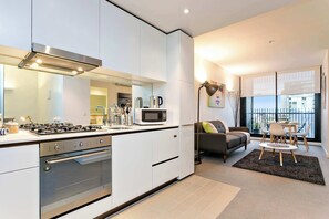 Fridge, microwave, oven, dishwasher - Nora - Superb designer style *WIFI Parking (Melbourne)