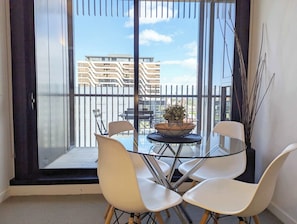Dining - Nora - Superb designer style *WIFI Parking (Melbourne)