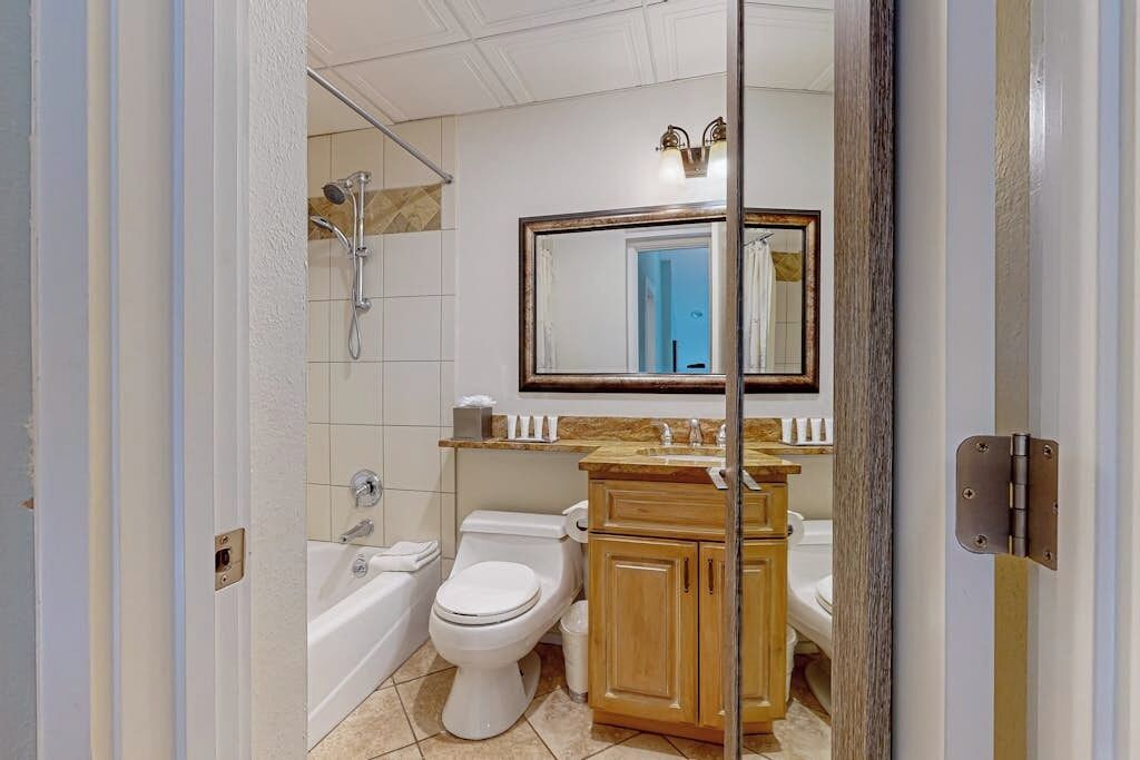 Kylpyhuone, jossa on kylpyamme, wc ja suihku.