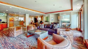Eine großzügige Lobby mit Ledersofas, einem Couchtisch und einem Teppichboden.