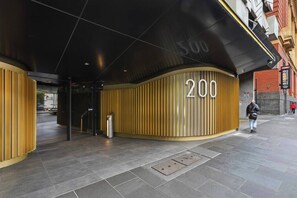 Ein Hotel mit geschwungener Fassade und einem gut sichtbaren Schild mit der Nummer 200, im modernen Stil.