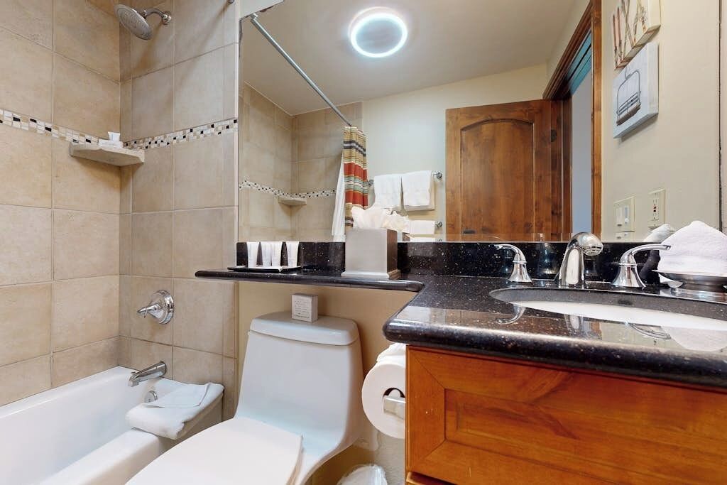 Ein Badezimmer mit Badewanne, Toilette, Waschbecken und Dusche.