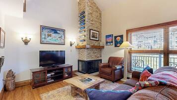 Smart TV, fireplace
