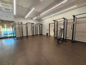 Fitness facility - 3BD beachside resort with parking, views and pool (Port Melbourne)