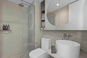 Shower, hair dryer, towels, shampoo - 3BD beachside resort with parking, views and pool (Port Melbourne)