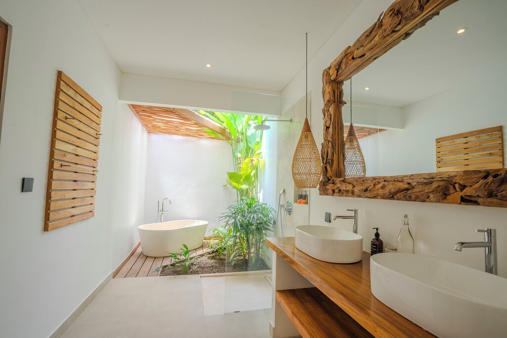 Ein modernes Badezimmer mit einer freistehenden Badewanne, einem Waschtisch und einem großen Spiegel.