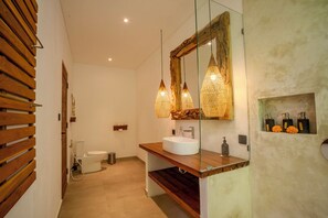 Een douche, een haardroger, een bidet, handdoeken