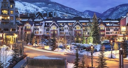 Luxury ski-in/ski-out condo w/ fireplace, fast WiFi, shared pool/hot tub/laundry