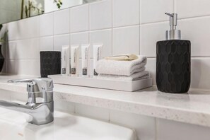 Basic Studio | Bathroom - VAQUAY Allure in Melbourne CBD (Melbourne)
