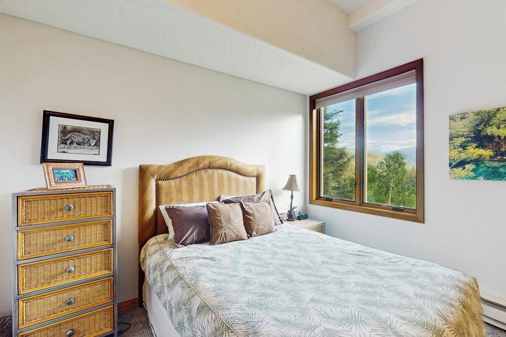 Iron/ironing board, travel crib, free WiFi, bed sheets