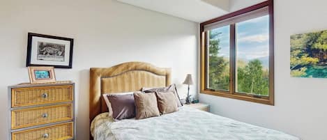 Iron/ironing board, travel crib, free WiFi, bed sheets