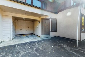 Ein Gebäude mit Garageneinfahrt, einer Tür mit einer Nummer und einem Betonboden.