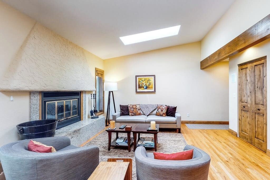 TV, fireplace, DVD player, books