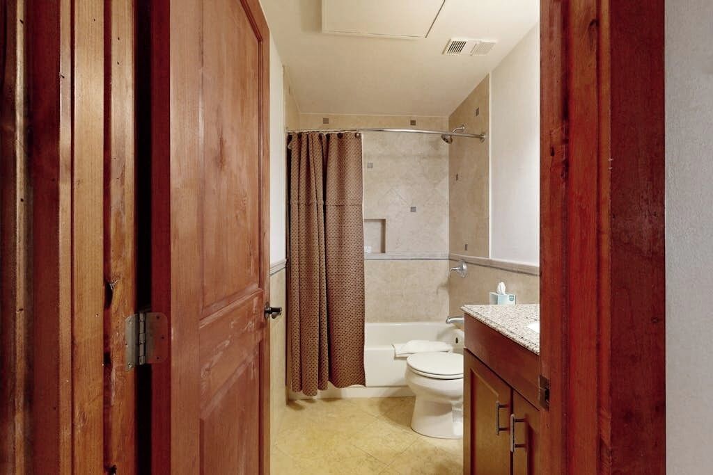 Douche, sèche-cheveux, serviettes fournies