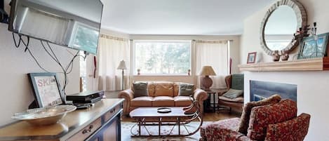 TV, fireplace