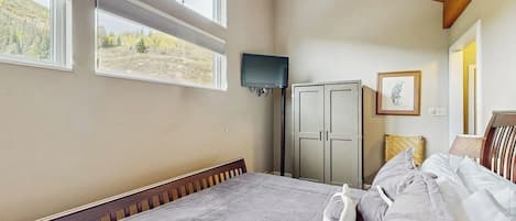 2 bedrooms, iron/ironing board, free WiFi, bed sheets