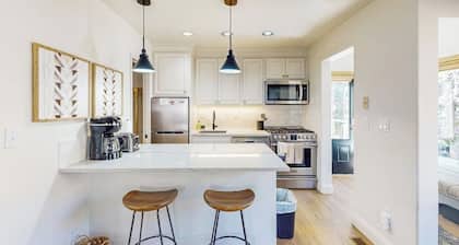 Mountain-view condo with Deck, Washer/dryer, Short Walk to Free Town Bus