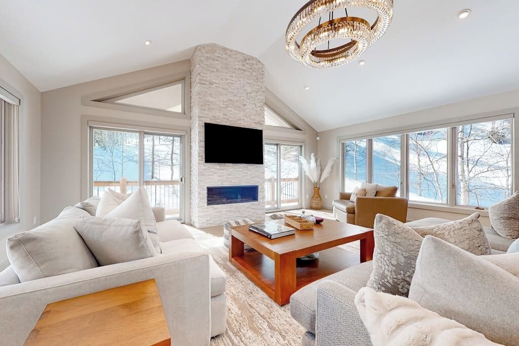 TV, fireplace