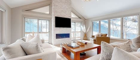 TV, fireplace