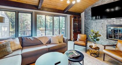Renovated townhome on Gore Creek with 2 decks, steps to ski shuttle
